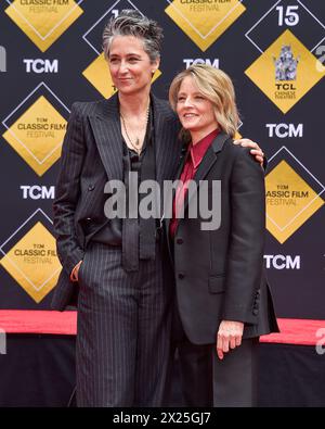 HOLLYWOOD, LOS ANGELES, CALIFORNIA, STATI UNITI - 19 APRILE: Alexandra Hedison e la moglie Jodie Foster partecipano al quindicesimo Festival annuale del cinema classico TCM 2024 - TCM ospita la cerimonia di handprint e Footprint in onore di Jodie Foster tenutasi al TCL Chinese Theatre IMAX Forecourt il 19 aprile 2024 a Hollywood, Los Angeles, California, Stati Uniti. (Foto di Image Press Agency) credito: Image Press Agency/Alamy Live News Foto Stock