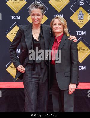 HOLLYWOOD, LOS ANGELES, CALIFORNIA, STATI UNITI - 19 APRILE: Alexandra Hedison e la moglie Jodie Foster partecipano al quindicesimo Festival annuale del cinema classico TCM 2024 - TCM ospita la cerimonia di handprint e Footprint in onore di Jodie Foster tenutasi al TCL Chinese Theatre IMAX Forecourt il 19 aprile 2024 a Hollywood, Los Angeles, California, Stati Uniti. (Foto di Image Press Agency) credito: Image Press Agency/Alamy Live News Foto Stock