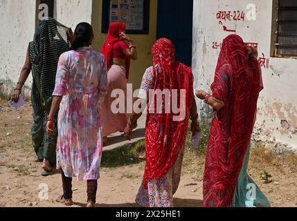 Nagaur, India. 19 aprile 2024. Le persone hanno votato durante il primo turno delle elezioni nazionali indiane nel distretto di Nagaur, nello stato del Rajasthan. Quasi 970 milioni di elettori eleggeranno 543 membri per la camera bassa del Parlamento per cinque anni, durante le elezioni scaglionate che si terranno fino al 1° giugno. (Foto di Shaukat Ahmed/Pacific Press) credito: Pacific Press Media Production Corp./Alamy Live News Foto Stock