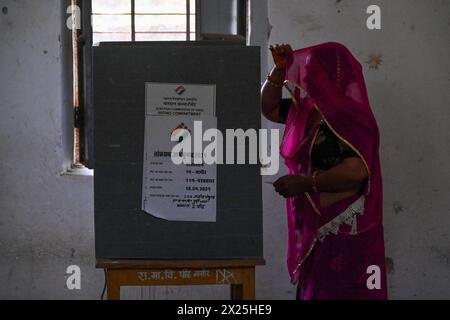 Nagaur, India. 19 aprile 2024. Le persone hanno votato durante il primo turno delle elezioni nazionali indiane nel distretto di Nagaur, nello stato del Rajasthan. Quasi 970 milioni di elettori eleggeranno 543 membri per la camera bassa del Parlamento per cinque anni, durante le elezioni scaglionate che si terranno fino al 1° giugno. (Foto di Shaukat Ahmed/Pacific Press) credito: Pacific Press Media Production Corp./Alamy Live News Foto Stock