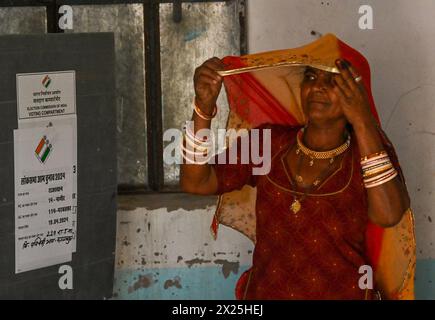 Nagaur, India. 19 aprile 2024. Le persone hanno votato durante il primo turno delle elezioni nazionali indiane nel distretto di Nagaur, nello stato del Rajasthan. Quasi 970 milioni di elettori eleggeranno 543 membri per la camera bassa del Parlamento per cinque anni, durante le elezioni scaglionate che si terranno fino al 1° giugno. (Foto di Shaukat Ahmed/Pacific Press) credito: Pacific Press Media Production Corp./Alamy Live News Foto Stock