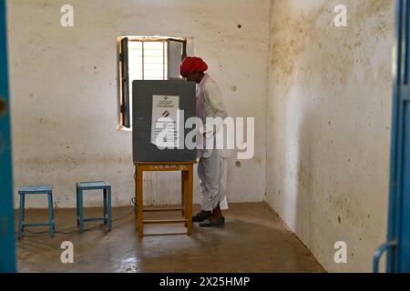 Nagaur, Rajasthan, India. 19 aprile 2024. Le persone hanno votato durante il primo turno delle elezioni nazionali indiane nel distretto di Nagaur, nello stato del Rajasthan. Quasi 970 milioni di elettori eleggeranno 543 membri per la camera bassa del Parlamento per cinque anni, durante le elezioni scaglionate che si terranno fino al 1° giugno. (Credit Image: © Shaukat Ahmed/Pacific Press via ZUMA Press Wire) SOLO PER USO EDITORIALE! Non per USO commerciale! Foto Stock