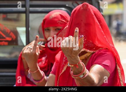 Nagaur, Rajasthan, India. 19 aprile 2024. Le persone hanno votato durante il primo turno delle elezioni nazionali indiane nel distretto di Nagaur, nello stato del Rajasthan. Quasi 970 milioni di elettori eleggeranno 543 membri per la camera bassa del Parlamento per cinque anni, durante le elezioni scaglionate che si terranno fino al 1° giugno. (Credit Image: © Shaukat Ahmed/Pacific Press via ZUMA Press Wire) SOLO PER USO EDITORIALE! Non per USO commerciale! Foto Stock