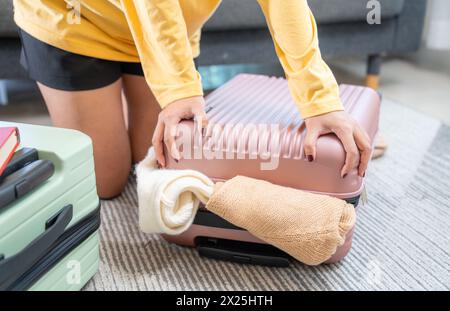 Una donna che prepara la sua borsa da viaggio Foto Stock