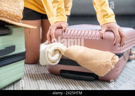 Una donna che prepara la sua borsa da viaggio Foto Stock