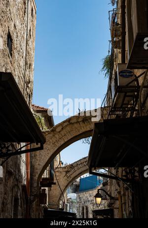 Una strada stretta tra case di pietra nella vecchia Gerusalemme, Israele. Foto di alta qualità Foto Stock