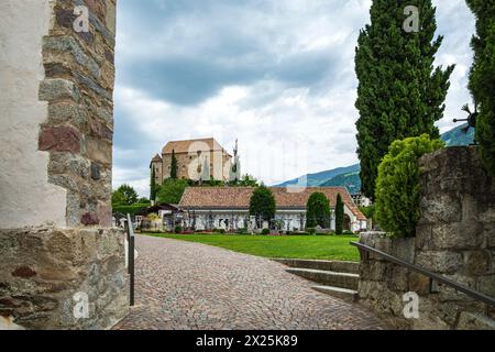Pittoresco sagrato con vista sul Castello di scena, sulla collina della chiesa di scena sopra Merano, nella zona del Burgraviato, alto Adige, Italia. Foto Stock