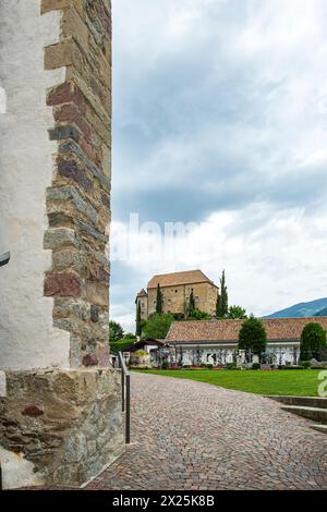 Pittoresco sagrato con vista sul Castello di scena, sulla collina della chiesa di scena sopra Merano, nella zona del Burgraviato, alto Adige, Italia. Foto Stock