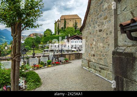 Pittoresco sagrato con vista sul Castello di scena, sulla collina della chiesa di scena sopra Merano, nella zona del Burgraviato, alto Adige, Italia. Foto Stock