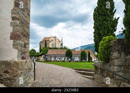 Friedhof scena, Burggrafenamt, Südtirol, Italien Malerischer Friedhof mit Blick auf Schloss scena, auf dem Kirchenhügel von scena oberhalb von Meran, im Burggrafenamt, Südtirol, Italien, nur zur redaktionellen Verwendung. Pittoresco sagrato con vista sul Castello di scena, sulla collina della chiesa di scena sopra Merano, nella zona del Burgraviato, alto Adige, Italia, solo per uso editoriale. Foto Stock