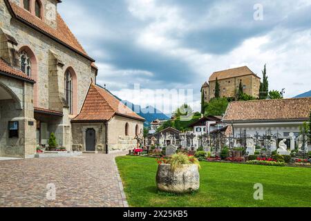 Friedhof scena, Burggrafenamt, Südtirol, Italien Malerischer Friedhof mit Blick auf Schloss scena, auf dem Kirchenhügel von scena oberhalb von Meran, im Burggrafenamt, Südtirol, Italien, nur zur redaktionellen Verwendung. Pittoresco sagrato con vista sul Castello di scena, sulla collina della chiesa di scena sopra Merano, nella zona del Burgraviato, alto Adige, Italia, solo per uso editoriale. Foto Stock