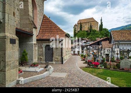 Friedhof scena, Burggrafenamt, Südtirol, Italien Malerischer Friedhof mit Blick auf Schloss scena, auf dem Kirchenhügel von scena oberhalb von Meran, im Burggrafenamt, Südtirol, Italien, nur zur redaktionellen Verwendung. Pittoresco sagrato con vista sul Castello di scena, sulla collina della chiesa di scena sopra Merano, nella zona del Burgraviato, alto Adige, Italia, solo per uso editoriale. Foto Stock