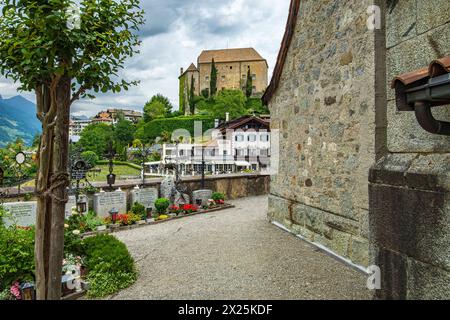 Friedhof scena, Burggrafenamt, Südtirol, Italien Malerischer Friedhof mit Blick auf Schloss scena, auf dem Kirchenhügel von scena oberhalb von Meran, im Burggrafenamt, Südtirol, Italien, nur zur redaktionellen Verwendung. Pittoresco sagrato con vista sul Castello di scena, sulla collina della chiesa di scena sopra Merano, nella zona del Burgraviato, alto Adige, Italia, solo per uso editoriale. Foto Stock
