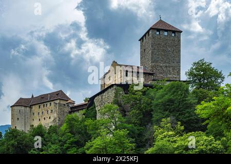 Castello Tirolo, castello medievale ancestrale dei conti Tirolo nel Tirolo Tirolo vicino Merano, Burgraviato, alto Adige, Italia. Foto Stock