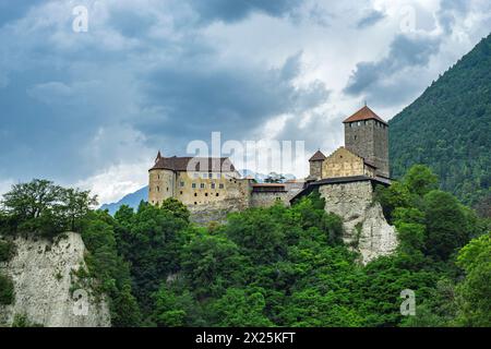 Castello Tirolo, castello medievale ancestrale dei conti Tirolo nel Tirolo Tirolo vicino Merano, Burgraviato, alto Adige, Italia. Foto Stock