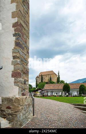 Friedhof scena, Burggrafenamt, Südtirol, Italien Malerischer Friedhof mit Blick auf Schloss scena, auf dem Kirchenhügel von scena oberhalb von Meran, im Burggrafenamt, Südtirol, Italien, nur zur redaktionellen Verwendung. Pittoresco sagrato con vista sul Castello di scena, sulla collina della chiesa di scena sopra Merano, nella zona del Burgraviato, alto Adige, Italia, solo per uso editoriale. Foto Stock
