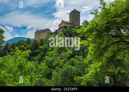 Schloss Tirol, Burggrafenamt, Südtirol, Italien Schloss Tirol, mittelalterliche Stammburg der Grafen von Tirol und seit 2003 Sitz des Südtiroler Lande Foto Stock