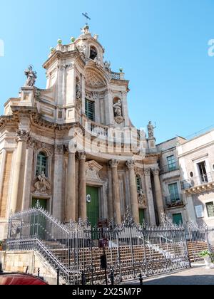 Particolare della facciata della Basilica Collegiata (nota anche come Santa Maria dell'ALMS) è una chiesa a Catania, in Sicilia, nell'Italia meridionale. Finito nel 176 Foto Stock