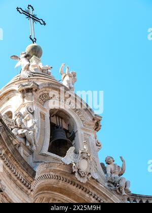 Particolare della facciata della Basilica Collegiata (nota anche come Santa Maria dell'ALMS) è una chiesa a Catania, in Sicilia, nell'Italia meridionale. Finito nel 176 Foto Stock