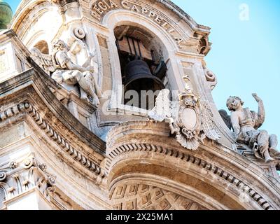 Particolare della facciata della Basilica Collegiata (nota anche come Santa Maria dell'ALMS) è una chiesa a Catania, in Sicilia, nell'Italia meridionale. Finito nel 176 Foto Stock