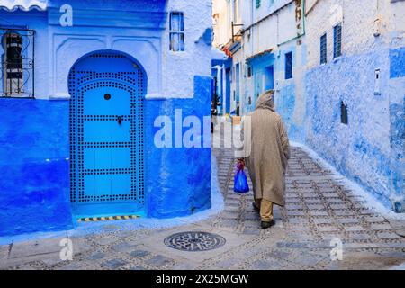 Chefchaouen, Marocco. La vecchia città fortificata, o medina con le sue case tradizionali dipinte in blu e bianco. Foto Stock