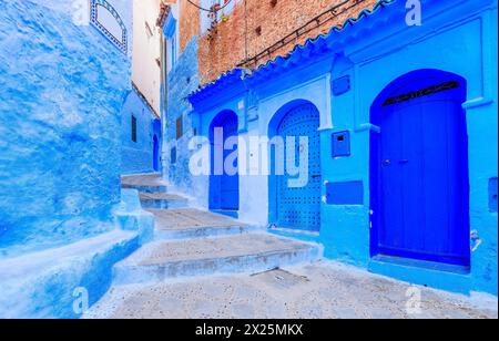 Chefchaouen, Marocco. La vecchia città fortificata, o medina con le sue case tradizionali dipinte in blu e bianco. Foto Stock