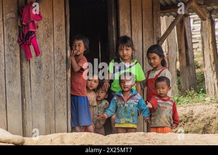 SAMARKISAY, LAOS - 22 NOVEMBRE 2019: Bambini nel villaggio di Samarkisay nella provincia di Phongsali, Laos Foto Stock