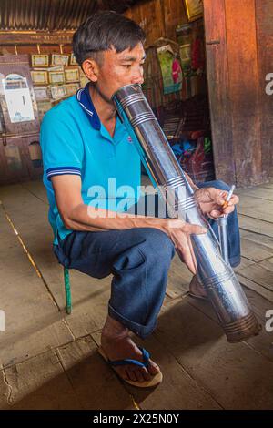 SAMARKISAY, LAOS - 22 NOVEMBRE 2019: Bambini nel villaggio di Samarkisay nella provincia di Phongsali, Laos Foto Stock