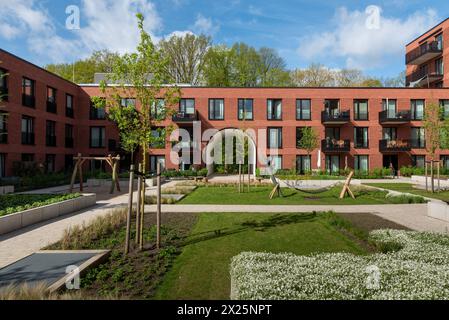 Cortile con balconi degli appartamenti di nuova costruzione nel Pergolenviertel di Amburgo. nel 2023 sono stati costruiti 1700 appartamenti in affitto (in parte alloggi sociali) Foto Stock