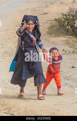 SAMARKISAY, LAOS - 22 NOVEMBRE 2019: Donna di etnia Akha nei suoi abiti tradizionali nel villaggio di Samarkisay nella provincia di Phongsali, Laos Foto Stock