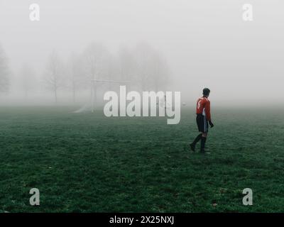 Una partita di calcio / dilettante della lega di Domenica che si gioca su una fredda mattina d'inverno a Surrey Inghilterra UK - goal goalkeeper nebbia tempo Foto Stock