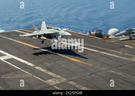 SOUTH CHINA SEA (19 aprile 2024) un EA-18G Growler, assegnato ai "Rooks" del Electronic Attack Squadron (VAQ) 137, atterra sulla piattaforma di volo a bordo di t Foto Stock