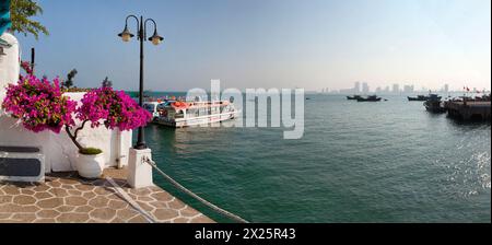 Caffè sul mare, da Nang, penisola Son tra, Vietnam. Foto Stock