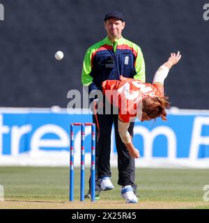 Birmingham, Regno Unito. 20 aprile 2024. Nadine De Klerk di Blaze in azione aprendo il bowling nel primo inning durante il Rachel Heyhoe Flint Trophy match tra Central Sparks e The Blaze all'Edgbaston Cricket Ground, Birmingham, Inghilterra, il 20 aprile 2024. Foto di Stuart Leggett. Solo per uso editoriale, licenza richiesta per uso commerciale. Non utilizzare in scommesse, giochi o pubblicazioni di singoli club/campionato/giocatori. Crediti: UK Sports Pics Ltd/Alamy Live News Foto Stock