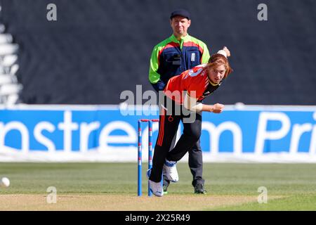 Birmingham, Regno Unito. 20 aprile 2024. Nadine De Klerk di Blaze in azione aprendo il bowling nel primo inning durante il Rachel Heyhoe Flint Trophy match tra Central Sparks e The Blaze all'Edgbaston Cricket Ground, Birmingham, Inghilterra, il 20 aprile 2024. Foto di Stuart Leggett. Solo per uso editoriale, licenza richiesta per uso commerciale. Non utilizzare in scommesse, giochi o pubblicazioni di singoli club/campionato/giocatori. Crediti: UK Sports Pics Ltd/Alamy Live News Foto Stock