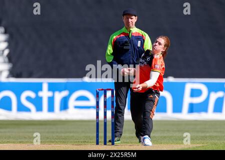 Birmingham, Regno Unito. 20 aprile 2024. Nadine De Klerk di Blaze in azione aprendo il bowling nel primo inning durante il Rachel Heyhoe Flint Trophy match tra Central Sparks e The Blaze all'Edgbaston Cricket Ground, Birmingham, Inghilterra, il 20 aprile 2024. Foto di Stuart Leggett. Solo per uso editoriale, licenza richiesta per uso commerciale. Non utilizzare in scommesse, giochi o pubblicazioni di singoli club/campionato/giocatori. Crediti: UK Sports Pics Ltd/Alamy Live News Foto Stock