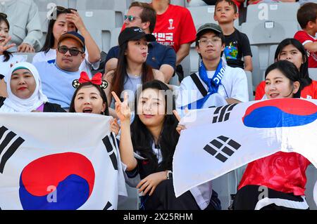 Doha, Qatar. 19 aprile 2024. Gli spettatori fanno il tifo durante la partita del gruppo B tra Cina e Corea del Sud al torneo di calcio AFC U23 Asian Cup Qatar 2024 a Doha, Qatar, il 19 aprile 2024. Crediti: Nikku/Xinhua/Alamy Live News Foto Stock