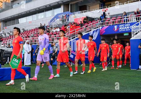 Doha, Qatar. 19 aprile 2024. I giocatori della Cina entrano in campo prima della partita del gruppo B tra Cina e Corea del Sud al torneo di calcio AFC U23 Asian Cup Qatar 2024 a Doha, Qatar, il 19 aprile 2024. Crediti: Nikku/Xinhua/Alamy Live News Foto Stock