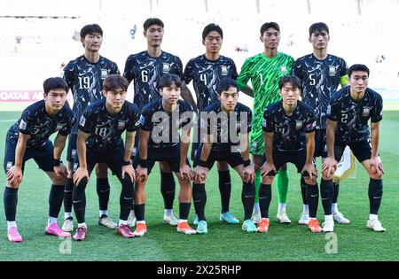 Doha, Qatar. 19 aprile 2024. I giocatori di partenza della Corea del Sud posano per le foto prima della partita del gruppo B tra Cina e Corea del Sud al torneo di calcio AFC U23 Asian Cup Qatar 2024 a Doha, Qatar, il 19 aprile 2024. Crediti: Nikku/Xinhua/Alamy Live News Foto Stock