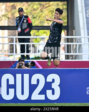 Doha, Qatar. 19 aprile 2024. Lee Young Jun della Corea del Sud festeggia dopo aver segnato durante la partita del gruppo B tra Cina e Corea del Sud al torneo di calcio AFC U23 Asian Cup Qatar 2024 a Doha, Qatar, il 19 aprile 2024. Crediti: Nikku/Xinhua/Alamy Live News Foto Stock