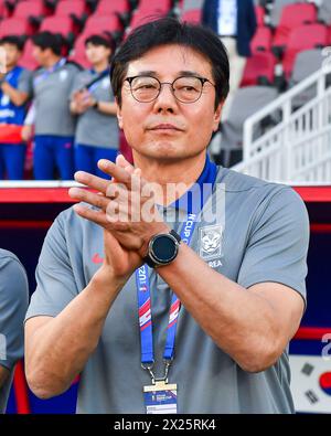 Doha, Qatar. 19 aprile 2024. Capo allenatore della Corea del Sud Hwang Sun Hong gestures durante la partita del gruppo B tra Cina e Corea del Sud al torneo di calcio AFC U23 Asian Cup Qatar 2024 a Doha, Qatar, il 19 aprile 2024. Crediti: Nikku/Xinhua/Alamy Live News Foto Stock