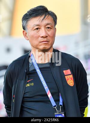 Doha, Qatar. 19 aprile 2024. Il capo-allenatore cinese Cheng Yaodong guarda durante la partita del gruppo B tra Cina e Corea del Sud al torneo di calcio AFC U23 Asian Cup Qatar 2024 a Doha, Qatar, il 19 aprile 2024. Crediti: Nikku/Xinhua/Alamy Live News Foto Stock