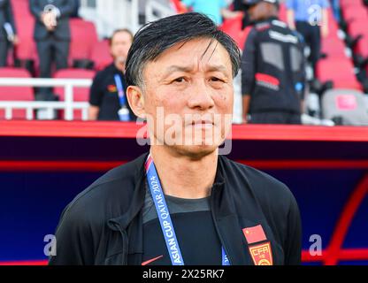 Doha, Qatar. 19 aprile 2024. Il capo-allenatore cinese Cheng Yaodong guarda durante la partita del gruppo B tra Cina e Corea del Sud al torneo di calcio AFC U23 Asian Cup Qatar 2024 a Doha, Qatar, il 19 aprile 2024. Crediti: Nikku/Xinhua/Alamy Live News Foto Stock