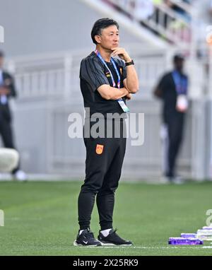 Doha, Qatar. 19 aprile 2024. Il capo-allenatore cinese Cheng Yaodong gesta durante la partita del gruppo B tra Cina e Corea del Sud al torneo di calcio AFC U23 Asian Cup Qatar 2024 a Doha, Qatar, il 19 aprile 2024. Crediti: Nikku/Xinhua/Alamy Live News Foto Stock