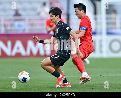 Doha, Qatar. 19 aprile 2024. Tao Qianglong (R) della Cina vies con Eom Ji Sung della Corea del Sud durante la partita del gruppo B tra Cina e Corea del Sud al torneo di calcio AFC U23 Asian Cup Qatar 2024 a Doha, Qatar, il 19 aprile 2024. Crediti: Nikku/Xinhua/Alamy Live News Foto Stock