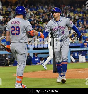 Los Angeles, Stati Uniti. 19 aprile 2024. I New York Mets Brandon Nimmo (9) sono accolti da DJ Stewart (29) dopo aver segnato nel terzo inning contro i Los Angeles Dodgers al Dodger Stadium di Los Angeles venerdì 19 aprile 2024. Foto di Jim Ruymen/UPI credito: UPI/Alamy Live News Foto Stock