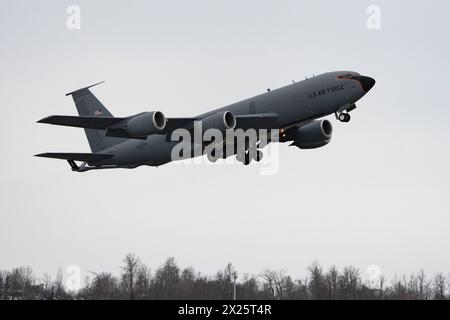 Un KC-135 Stratotanker della U.S. Air Force assegnato al 909th Air Refueling Squadron, Kadena Air base, Giappone, decolla durante la BANDIERA ROSSA Alaska 24-1 a Jo Foto Stock