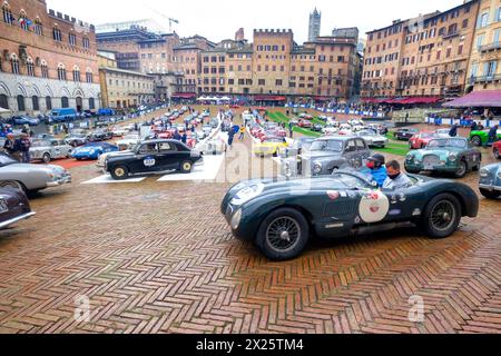 Parcheggio auto storiche e d'epoca in Piazza del campo, partecipando alla "mille miglia" di Siena, Italia Foto Stock
