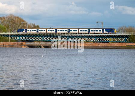 Un treno EMU della Northern Rail per Liverpool visto passare sopra il viadotto a Carr Mill Dam vicino St. Helens. Treno elettrico passeggeri a più unità. Foto Stock