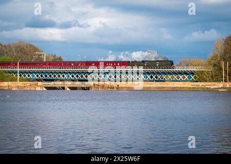 Locomotiva a vapore Tangmere che trasporta il tour ferroviario della Gran Bretagna 2024 da Edimburgo a Liverpool visto passare sopra il viadotto di Carr M. Foto Stock